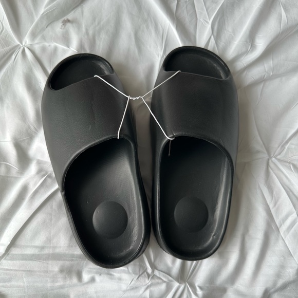 BUNDLE OF 2, Squishy Slides, Size 44-45, Cream and Black Men’s - Picture 1 of 11